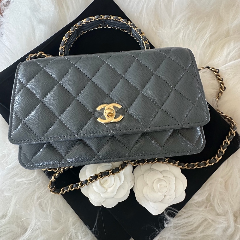 Brand New Rare Chanel Wallet On Chain Exclusive limited edition.
Gold hardware.